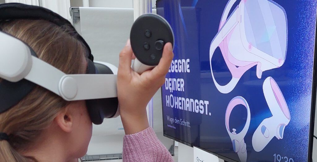 VR-Nutzerin bei der Palm-Mittwochs-Aktion